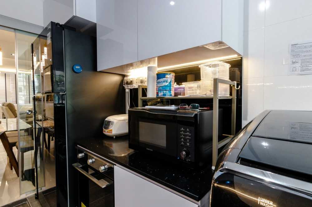 Contemporary Kitchen with Countertop and Homogeneous Tiles