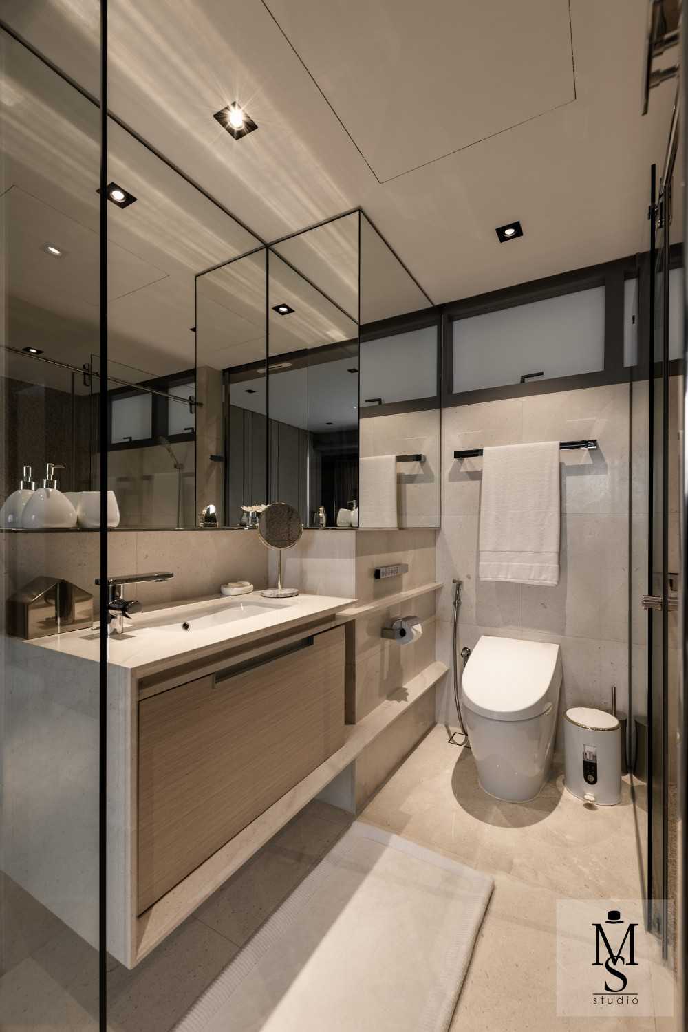 Modern Bathroom with Countertop and Mirror
