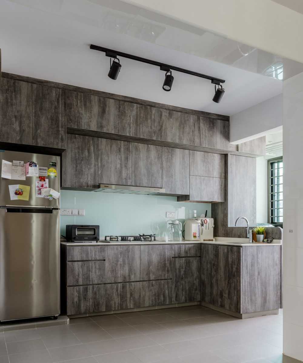 Modern Kitchen with Countertop and Homogeneous Tiles