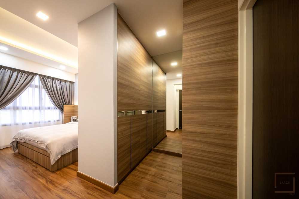 Scandinavian Walk-in Wardrobe with Mirror and Wardrobe