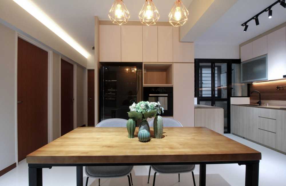 Contemporary Dining Room with Dining Table and Dining Chairs