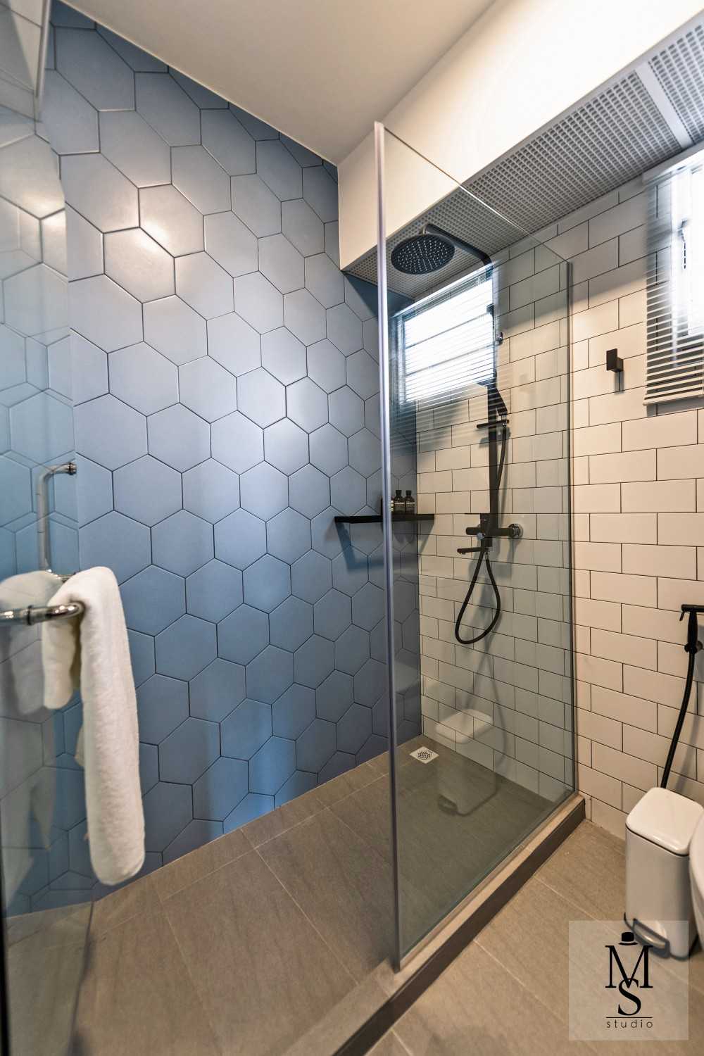 Scandinavian Bathroom with Homogeneous Tiles and Mirror