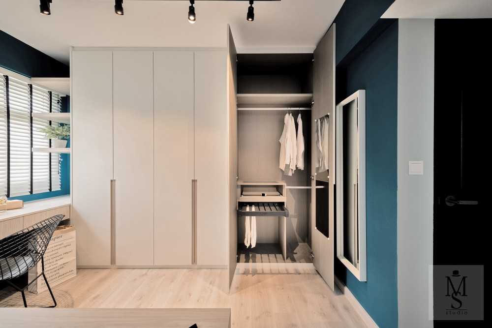 Scandinavian Walk-in Wardrobe with Mirror and Wardrobe