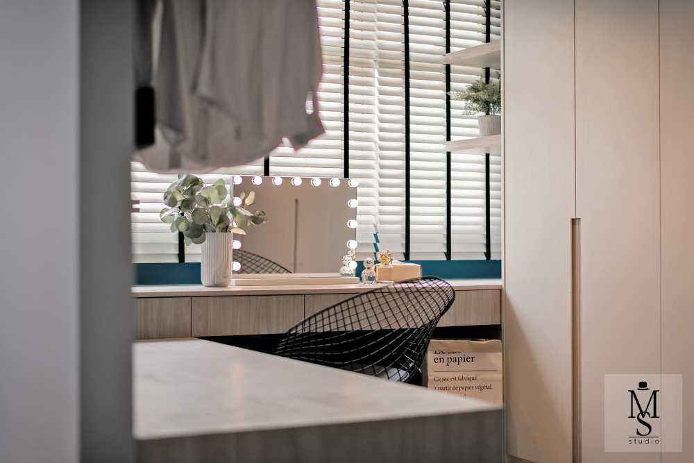 Scandinavian Walk-in Wardrobe with Mirror and Wardrobe