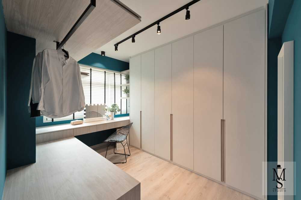 Scandinavian Walk-in Wardrobe with Mirror and Wardrobe