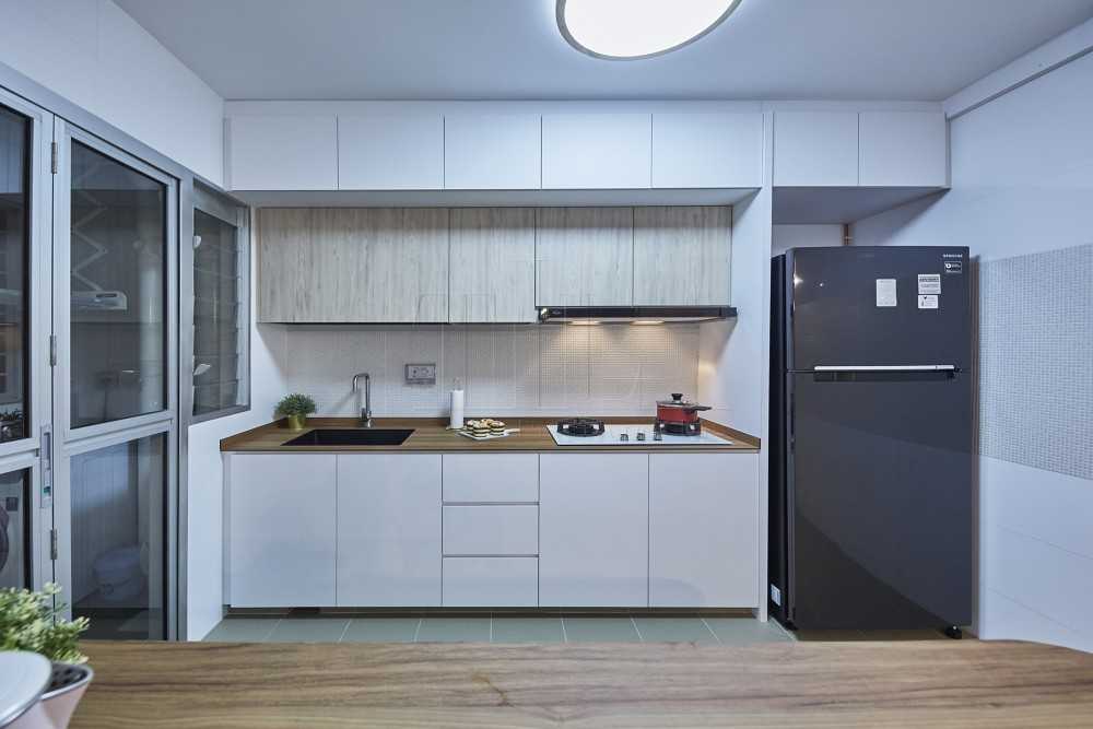 Minimalist Kitchen with Countertop and Open Kitchen