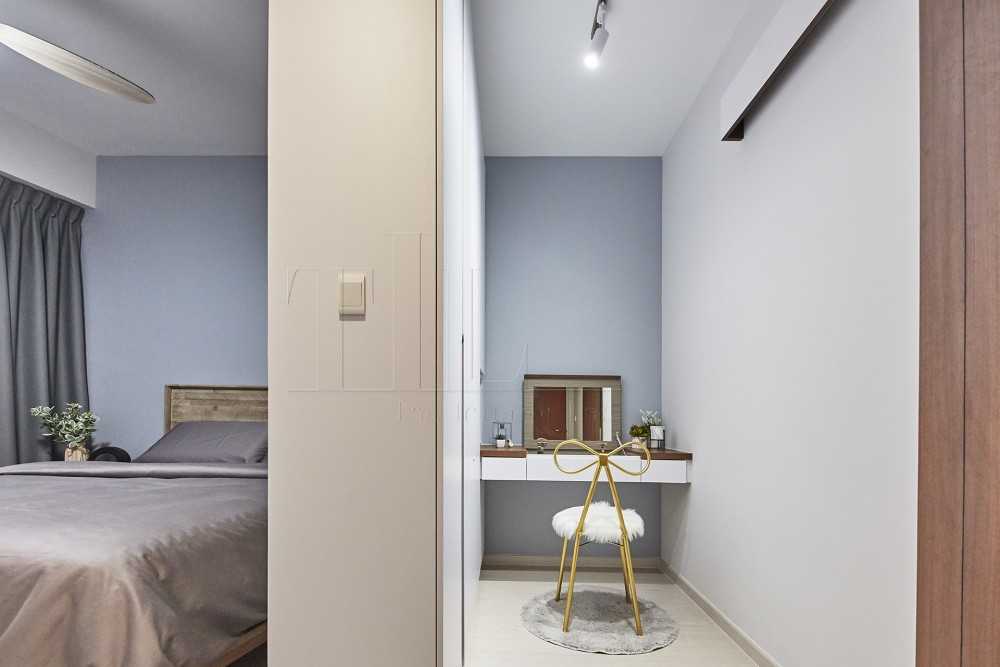 Minimalist Walk-in Wardrobe with Mirror and Wardrobe