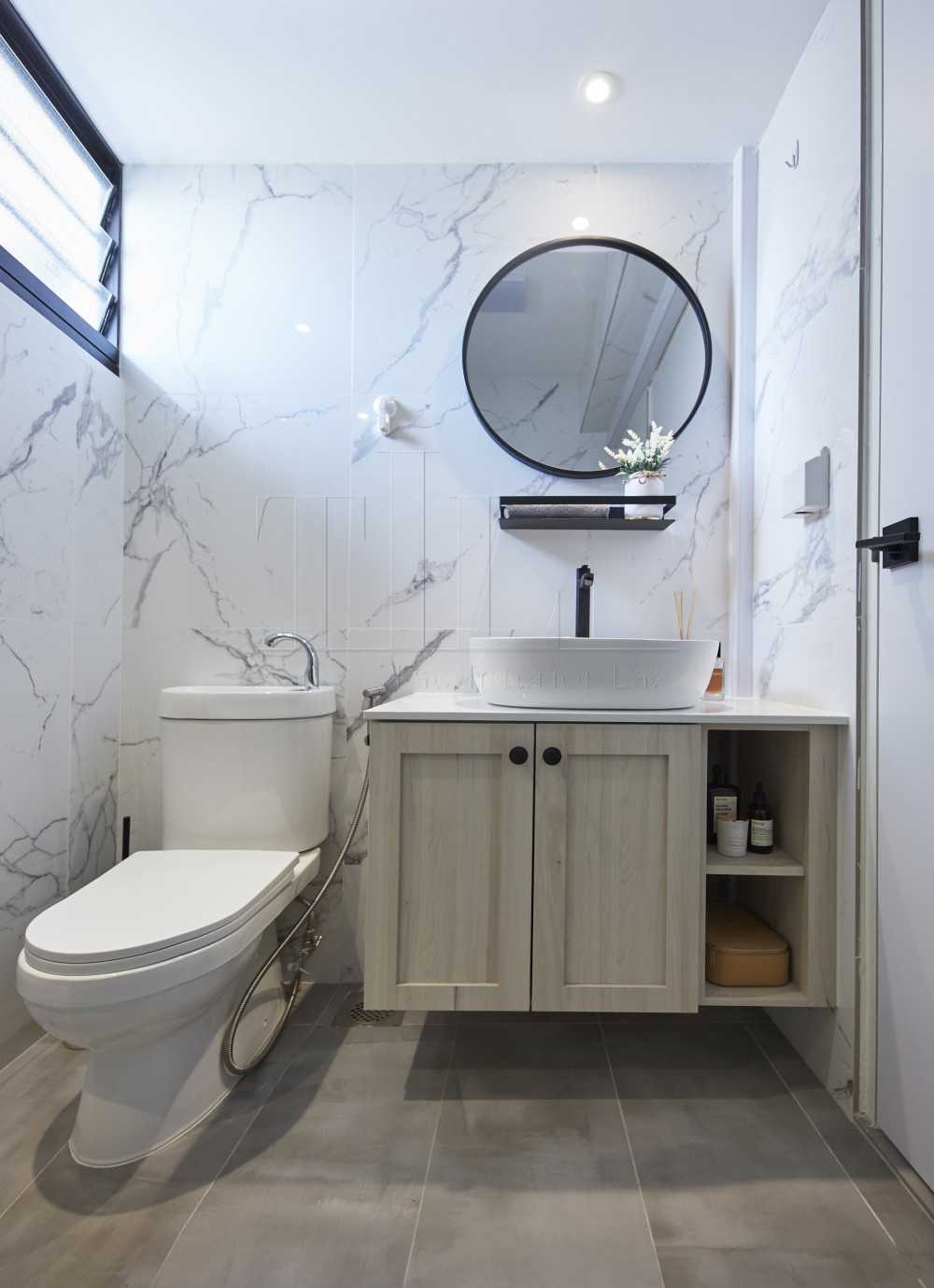 Minimalist Bathroom with Mirror and Bathroom Storage