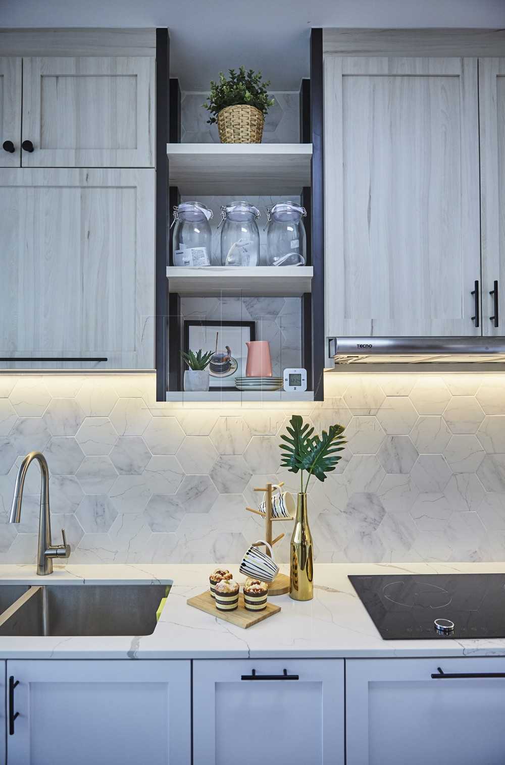 Minimalist Kitchen with Cove Lighting and Kitchen Backsplash