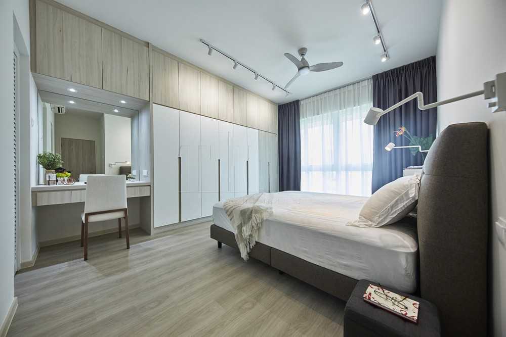 Scandinavian Bathroom with Vinyl Flooring and Mirror