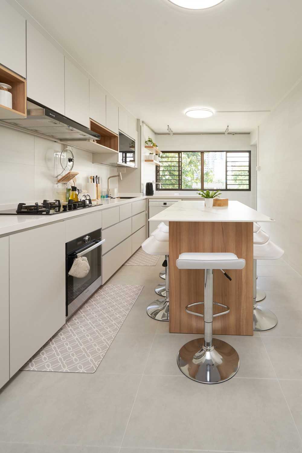 Contemporary Kitchen with Countertop and Homogeneous Tiles