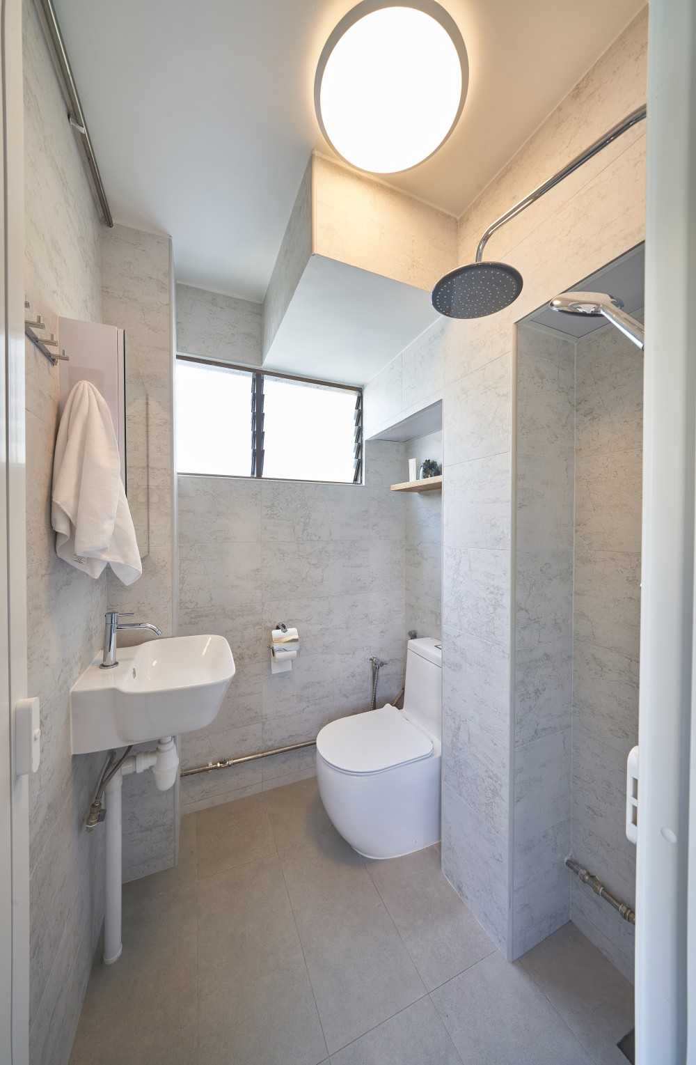 Contemporary Bathroom with Homogeneous Tiles and Rainshower