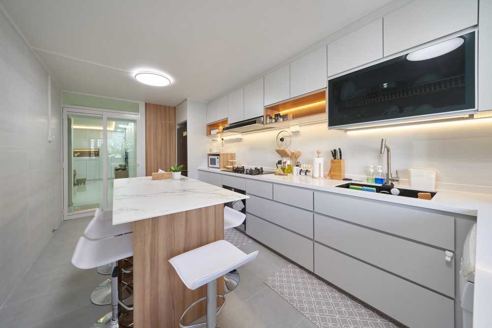 Contemporary Kitchen with Countertop and Homogeneous Tiles