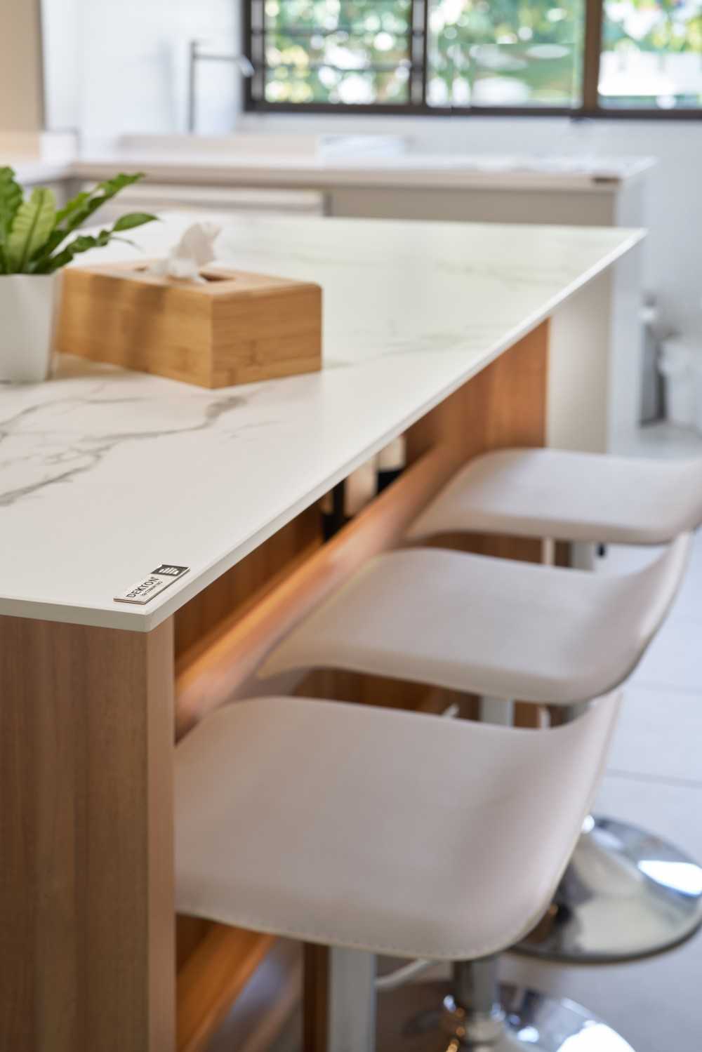 Contemporary Kitchen with Countertop and Kitchen Island