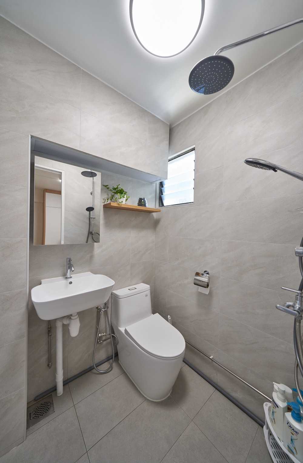 Contemporary Bathroom with Homogeneous Tiles and Rainshower