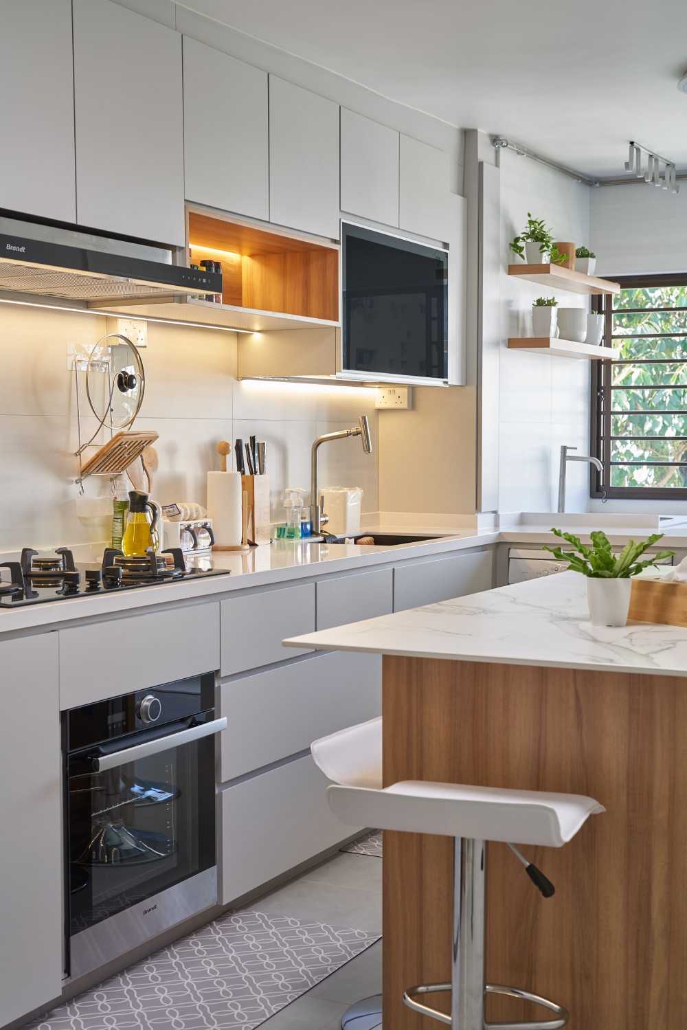 Contemporary Kitchen with Countertop and Homogeneous Tiles