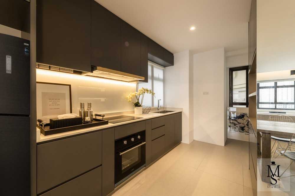 Minimalist Kitchen with Countertop and Open Kitchen