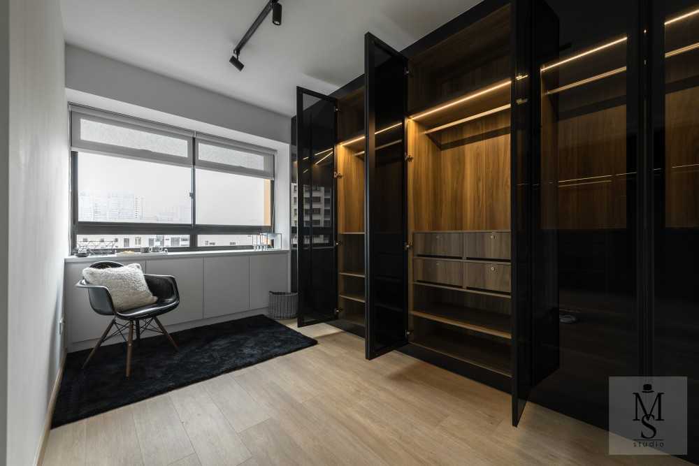 Minimalist Walk-in Wardrobe with Mirror and Wardrobe