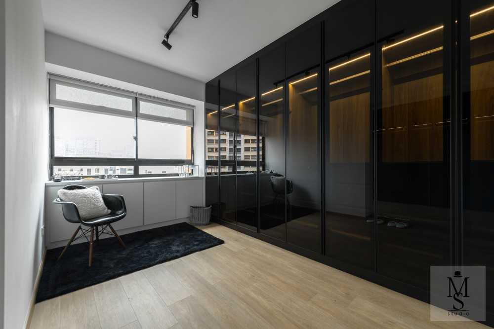 Minimalist Walk-in Wardrobe with Mirror and Wardrobe