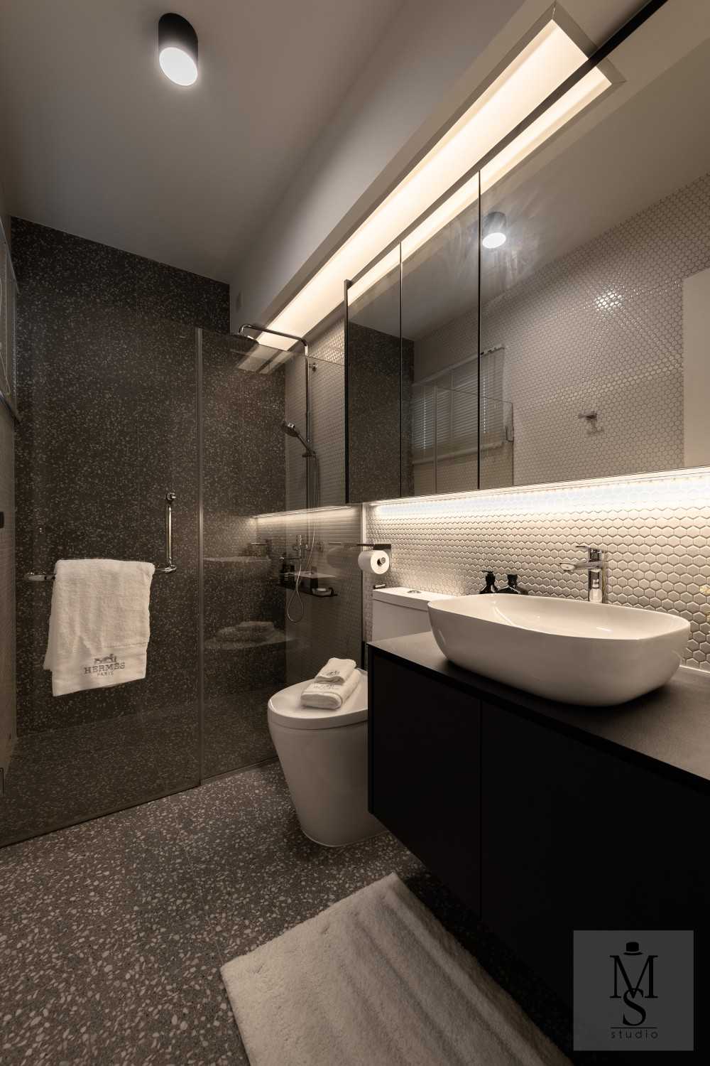 Minimalist Bathroom with Countertop and Mosaic