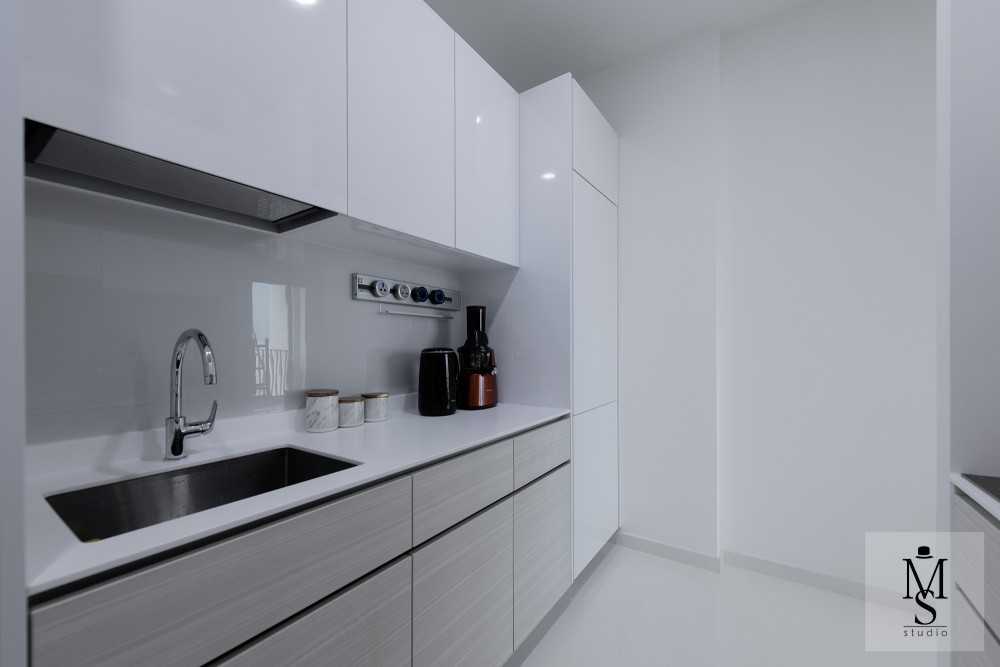 Contemporary Kitchen with Countertop and Kitchen Island