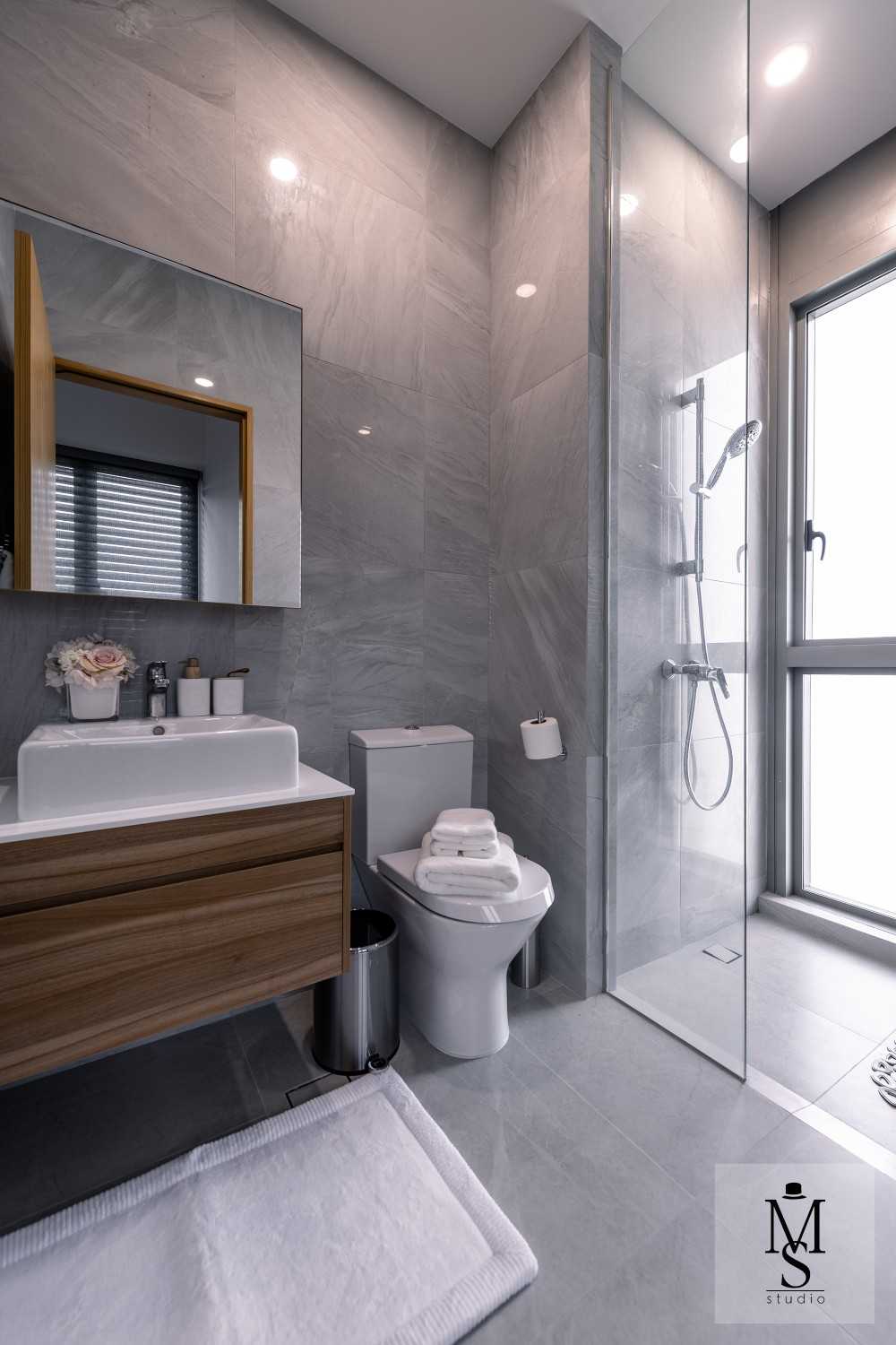 Contemporary Bathroom with Homogeneous Tiles and Mirror