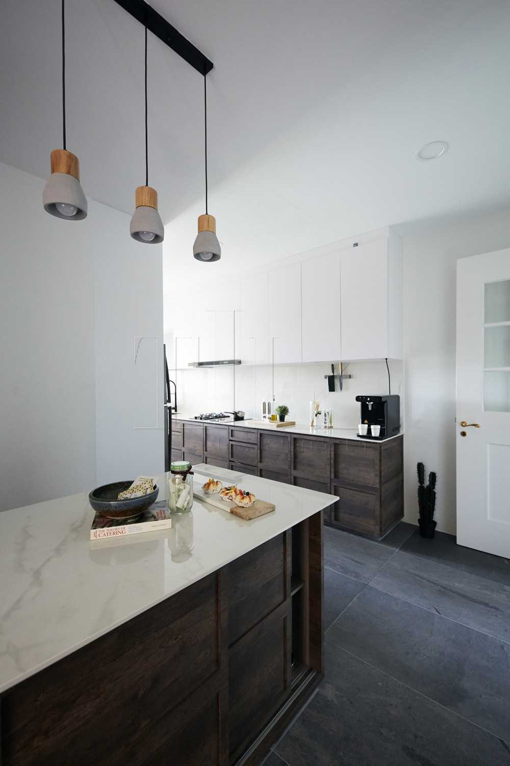 Contemporary Kitchen with Countertop and Breakfast Counter
