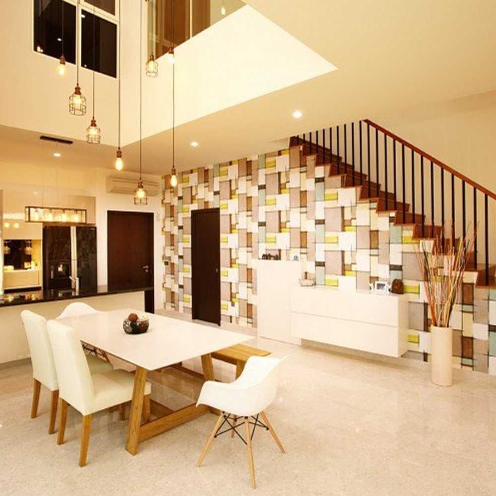 Contemporary Dining Room with Cove Lighting and Wallpaper