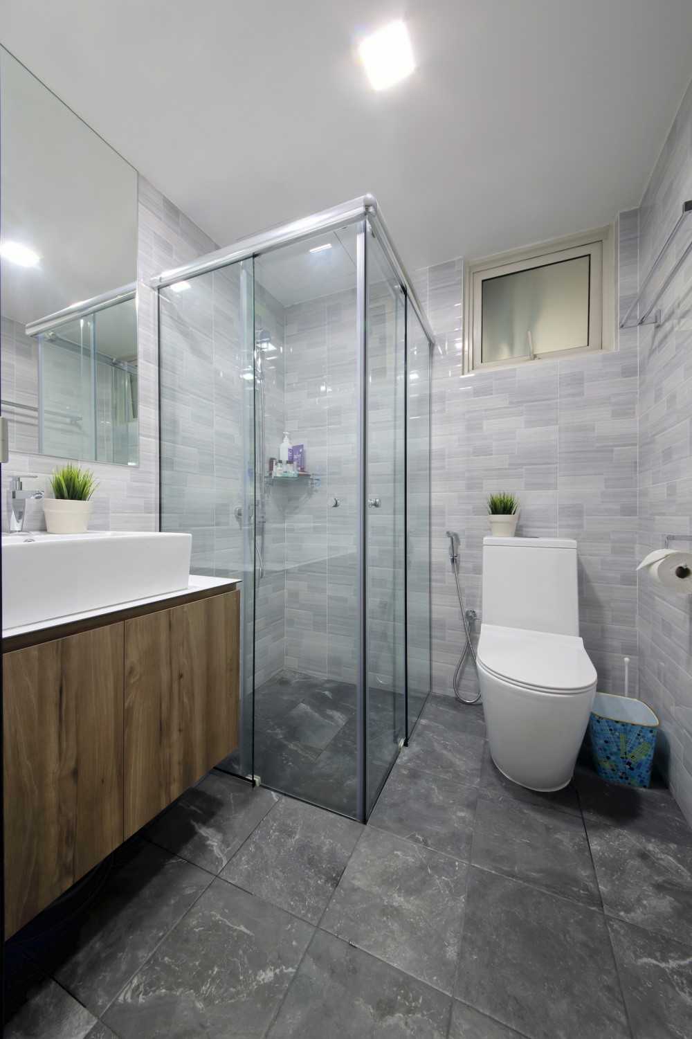 Minimalist Bathroom with Countertop and Homogeneous Tiles