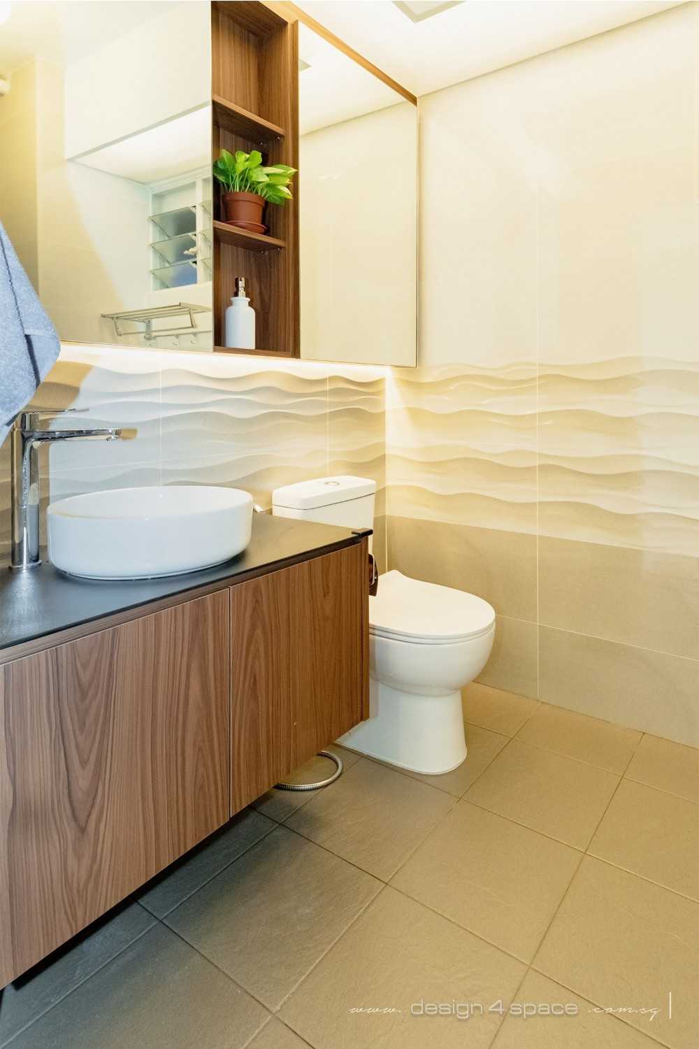 Modern Bathroom with Mirror and Bathtub