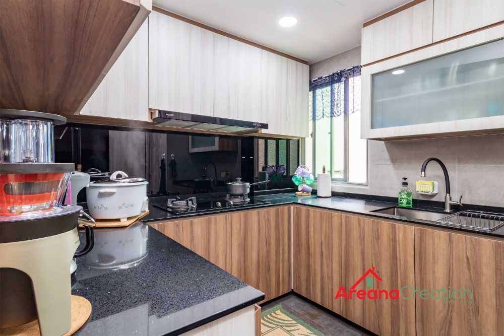 Contemporary Kitchen with Homogeneous Tiles and Herringbone Tiling