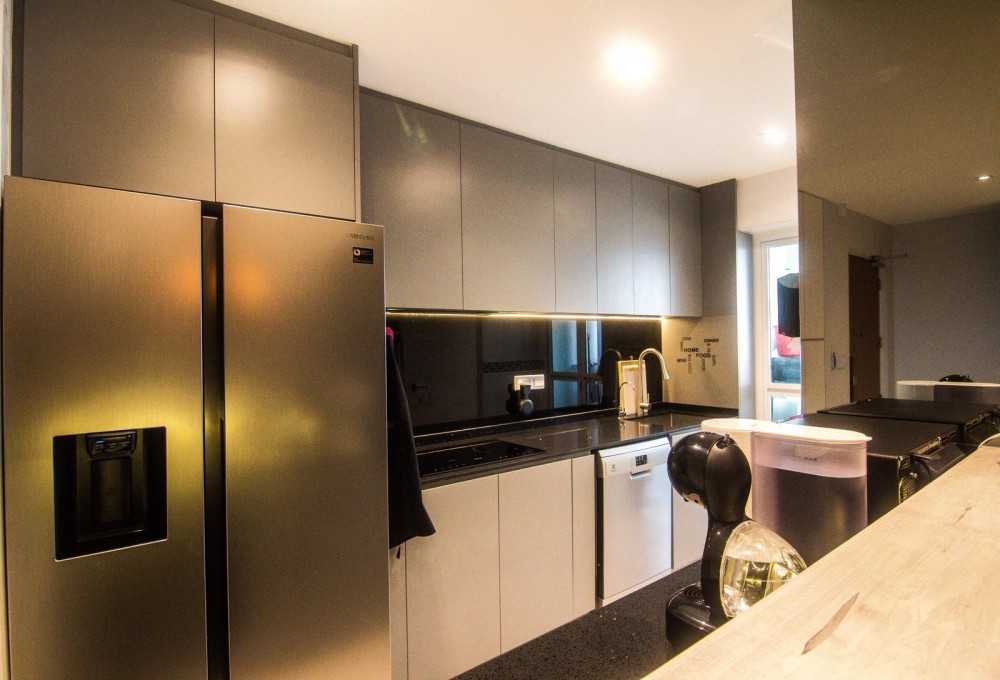 Modern Kitchen with Kitchen Island and Open Kitchen