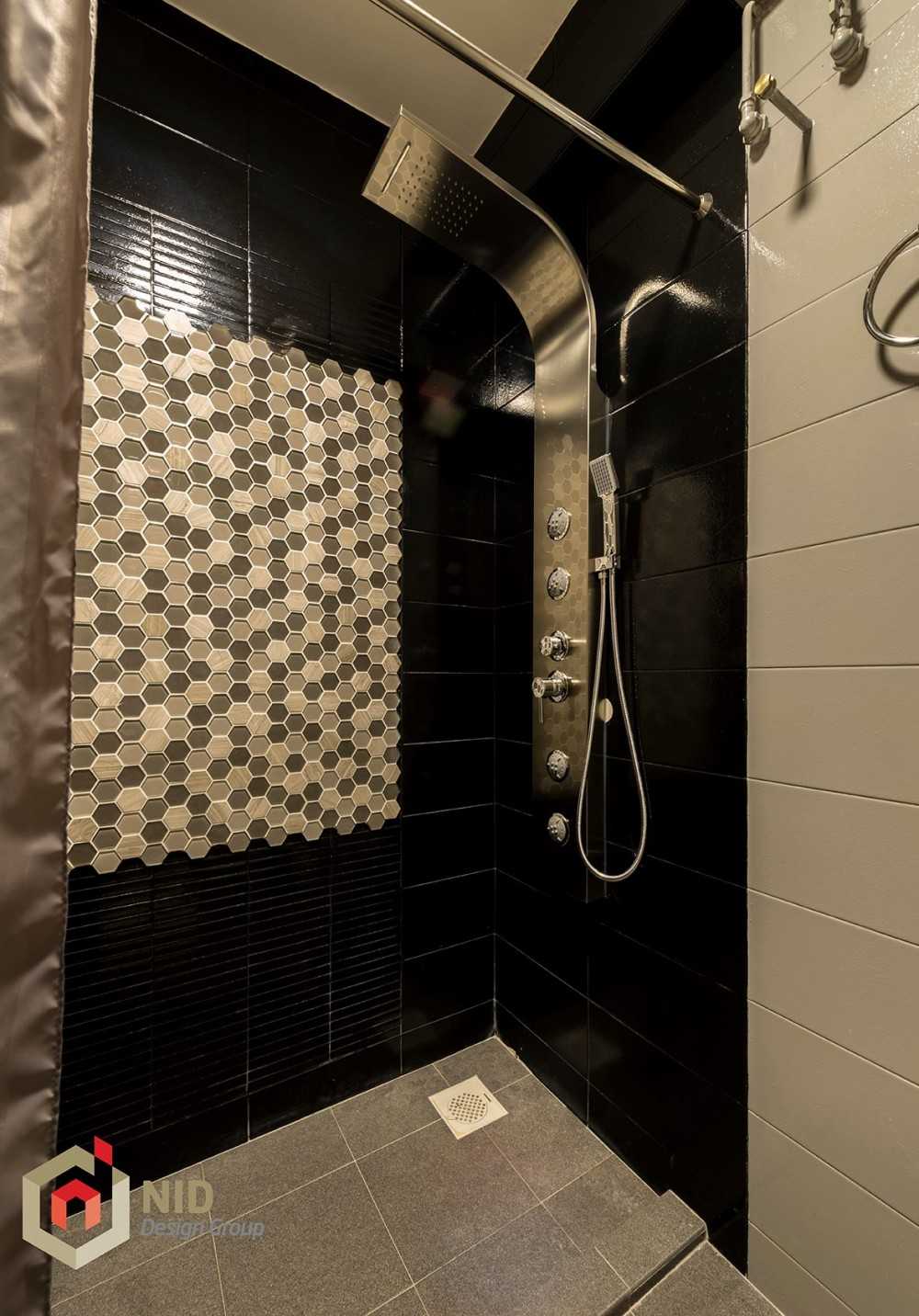Contemporary Bathroom with Shower Screen and Mosaic