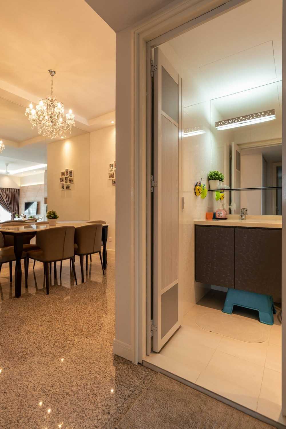 Minimalist Bathroom with Countertop and Homogeneous Tiles