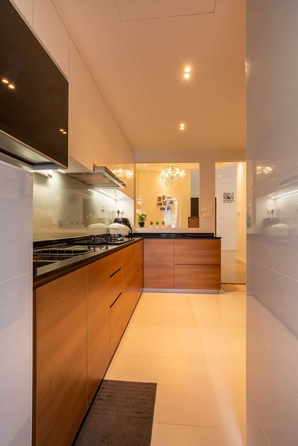 Minimalist Kitchen with Countertop and Homogeneous Tiles
