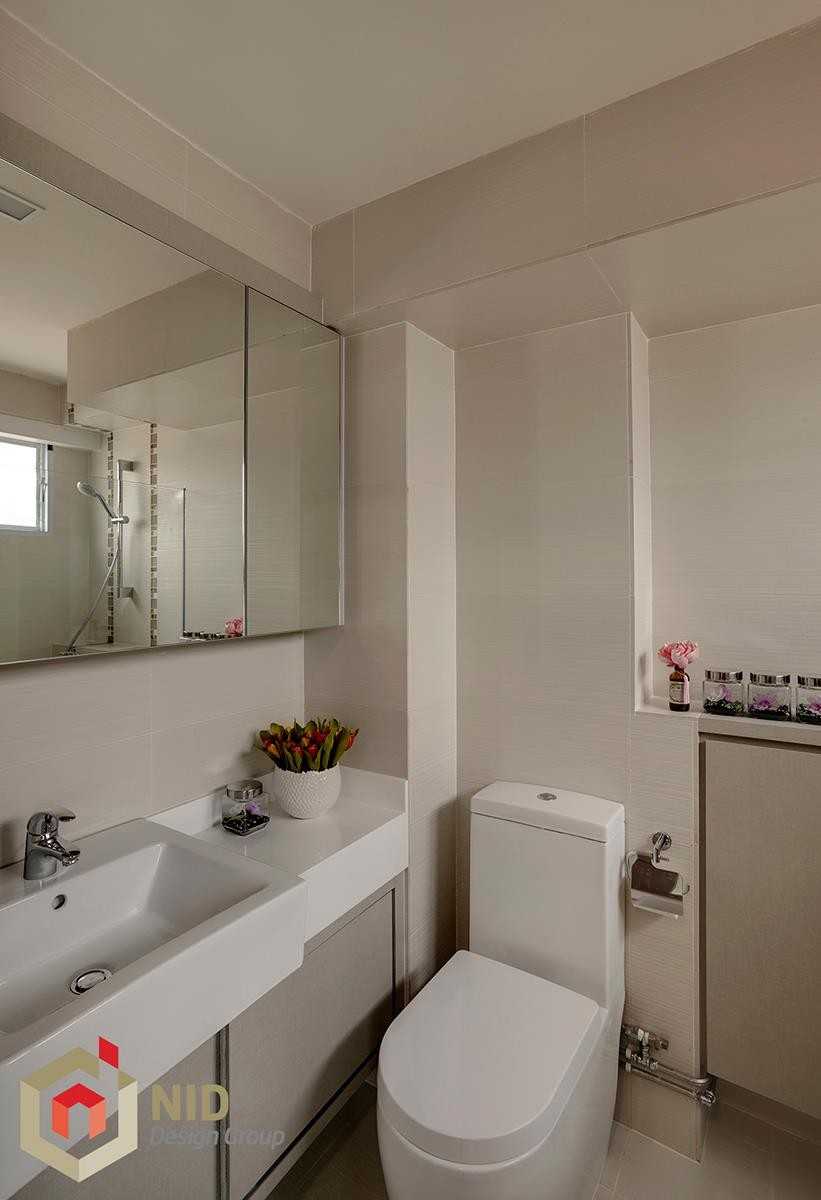 Modern Bathroom with Countertop and Homogeneous Tiles