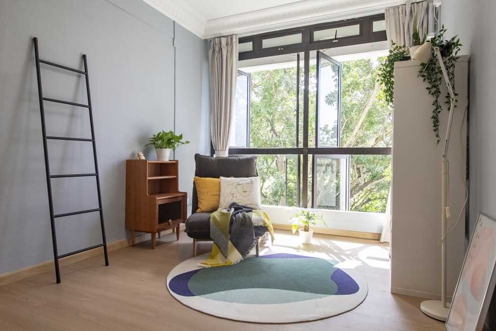 Scandinavian Gaming Room with Bookshelf and Sofa