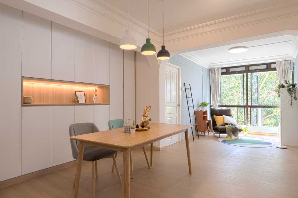 Scandinavian Dining Room with Dining Table and Dining Chairs