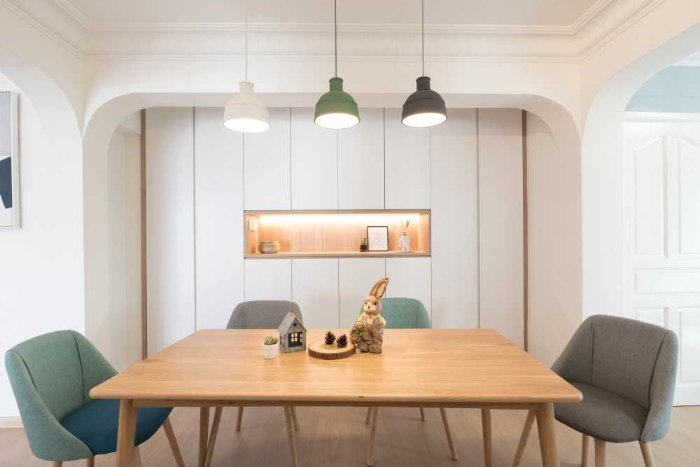 Scandinavian Dining Room with Dining Table and Dining Chairs