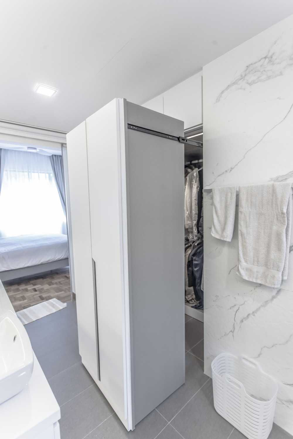 Minimalist Walk-in Wardrobe with Mirror and Wardrobe