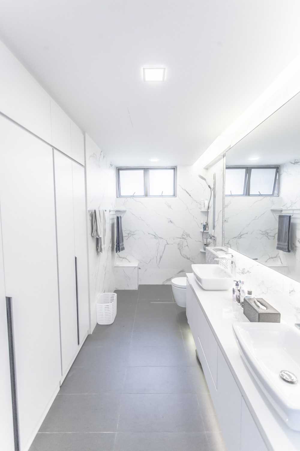 Minimalist Bathroom with Parquet Floor and Granite Floor