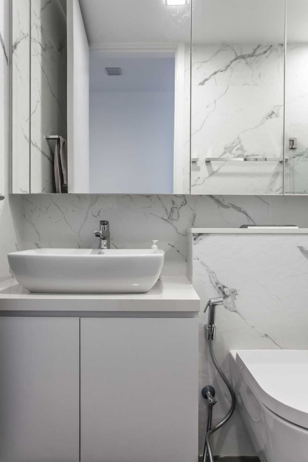 Minimalist Bathroom with Marble Floor and Bathroom Sinks