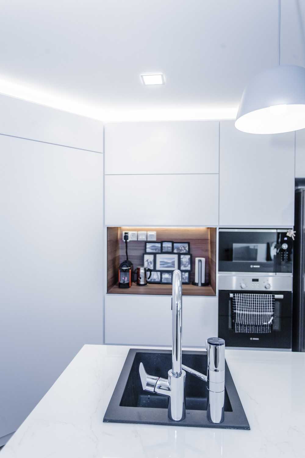 Minimalist Kitchen with Countertop and Homogeneous Tiles