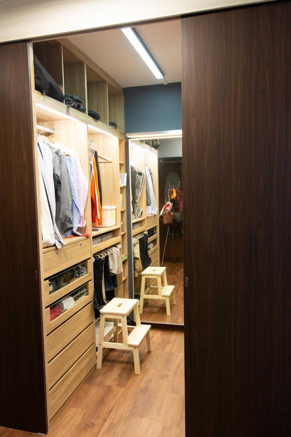 Modern Walk-in Wardrobe with Mirror and Wardrobe
