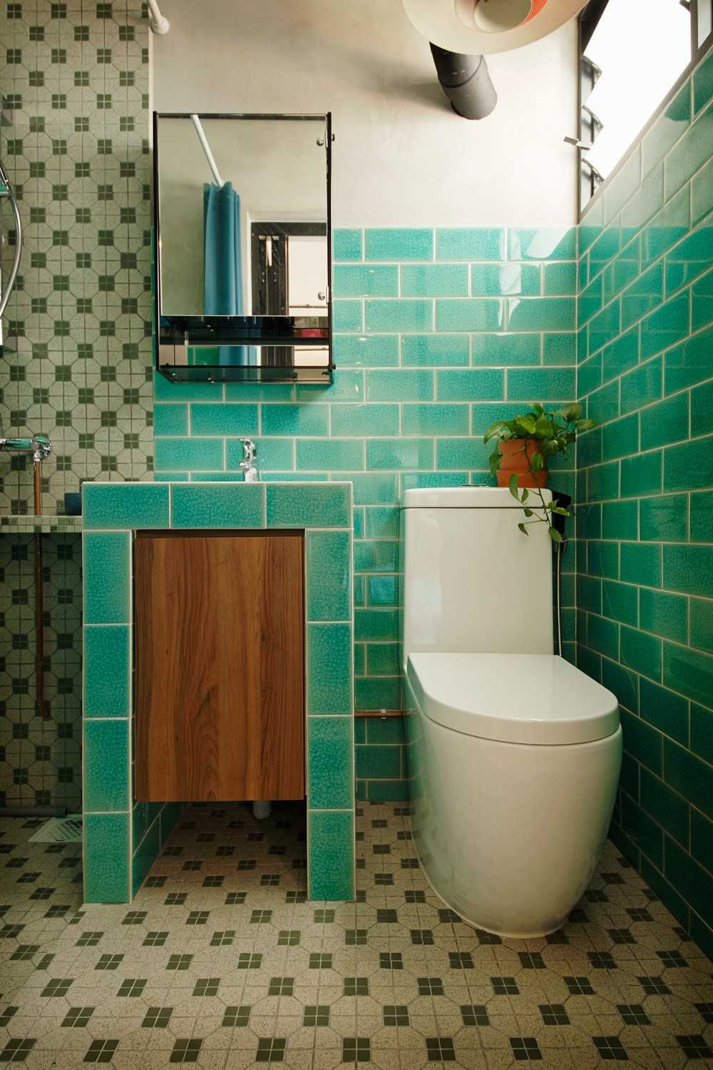 Vintage Bathroom with Mirror and Bathroom Mirrors
