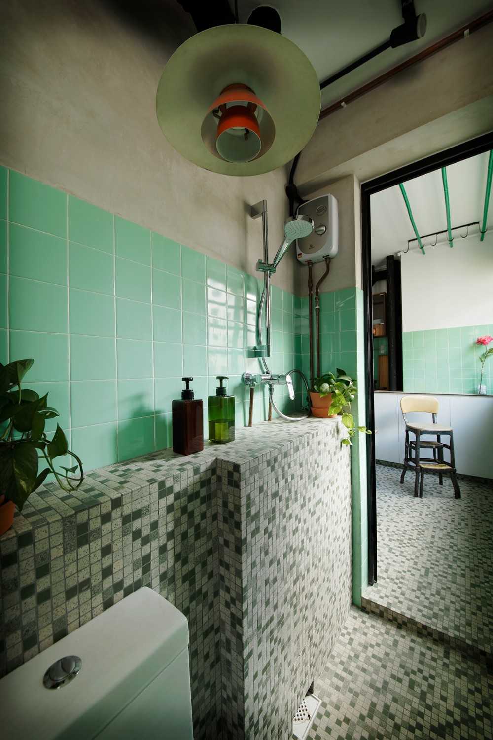 Vintage Bathroom with Bathroom Lighting and Porcelain Tiles