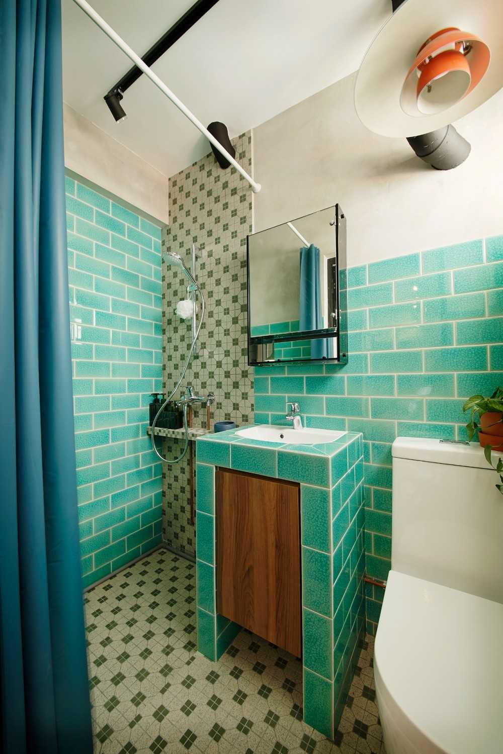 Vintage Bathroom with Mirror and Bathroom Mirrors