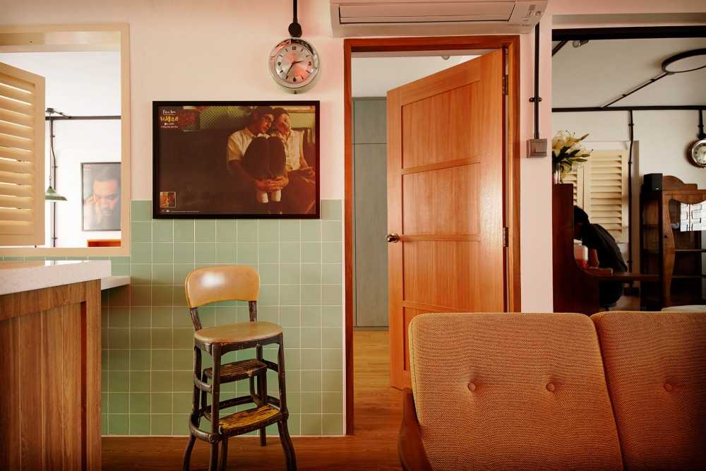 Vintage Living Room with Paintings and Doors