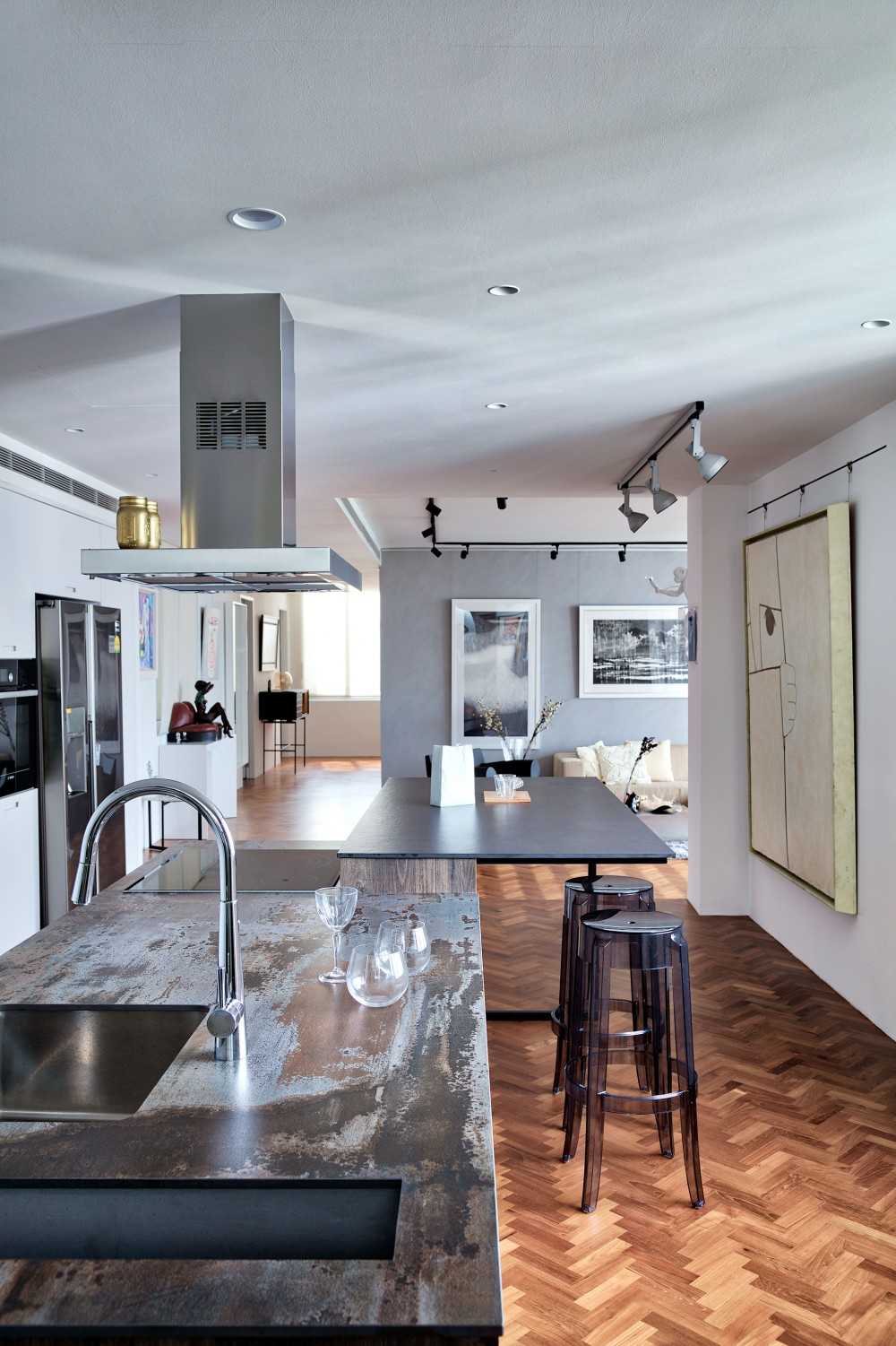 Contemporary Kitchen with Kitchen Island and Bar Counter