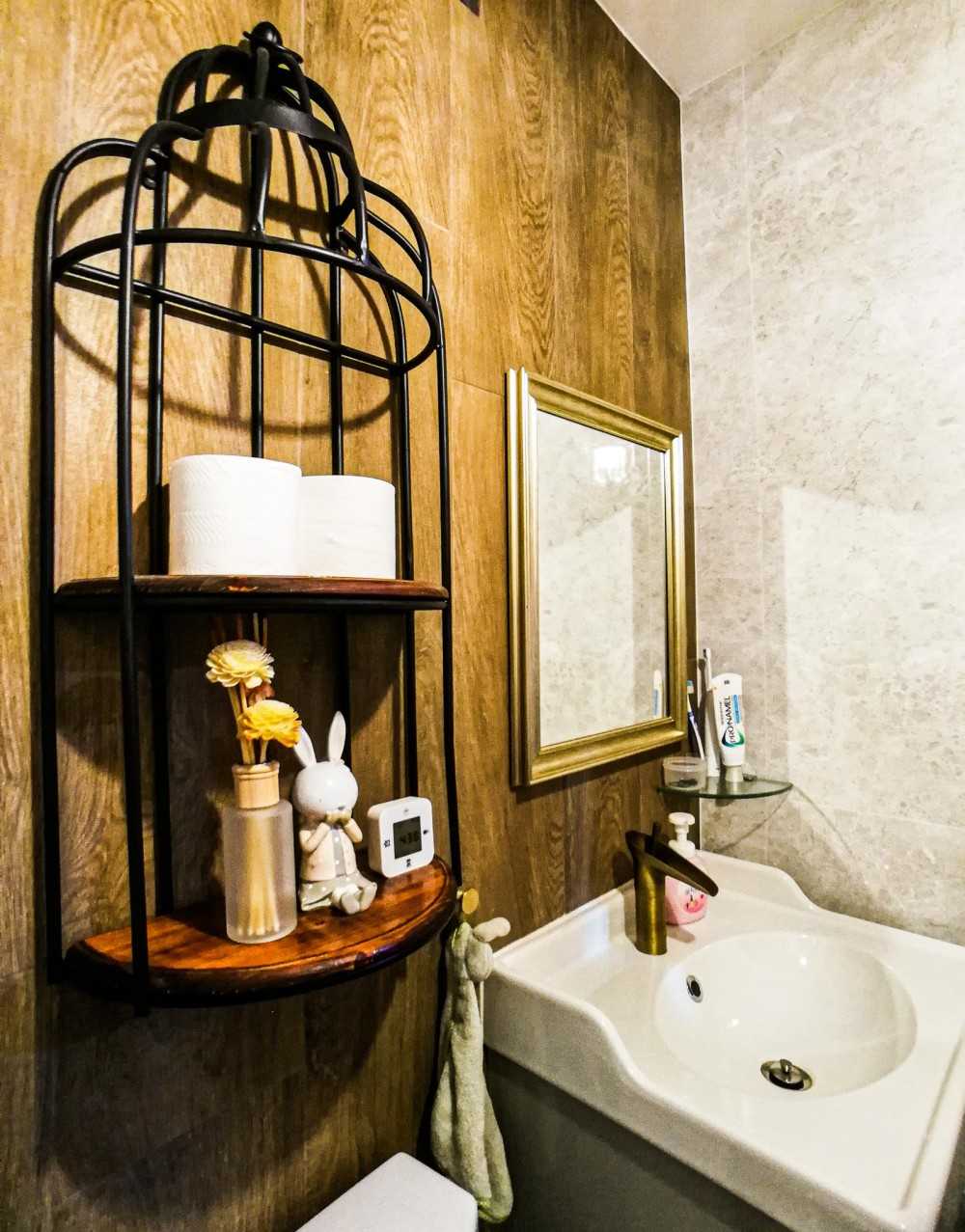 Modern Bathroom with Feature Wall and Mirror